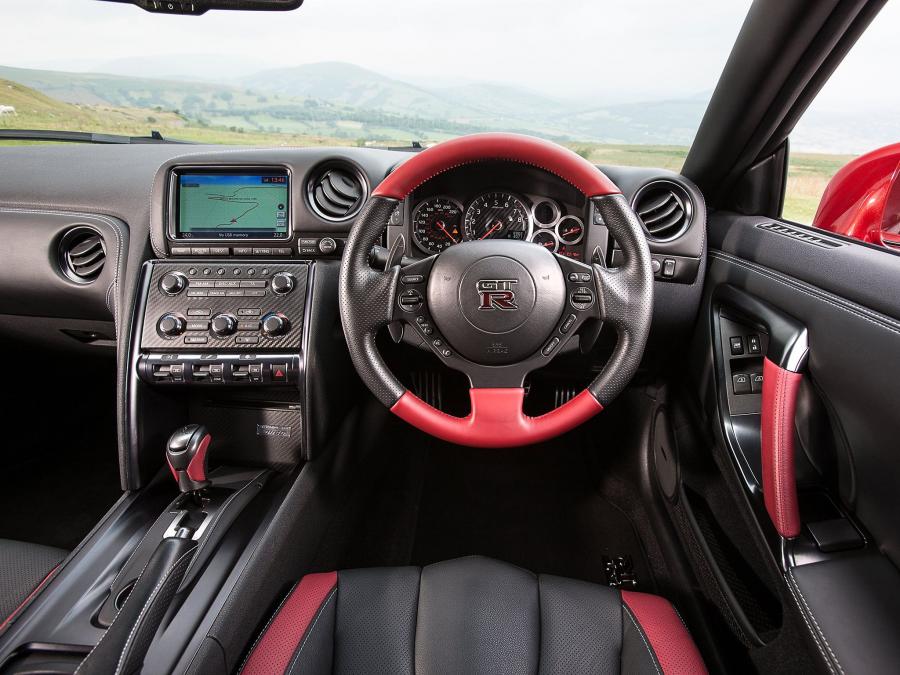  Nissan GT-R 2014 года  (UK) (фото 16 из 19)